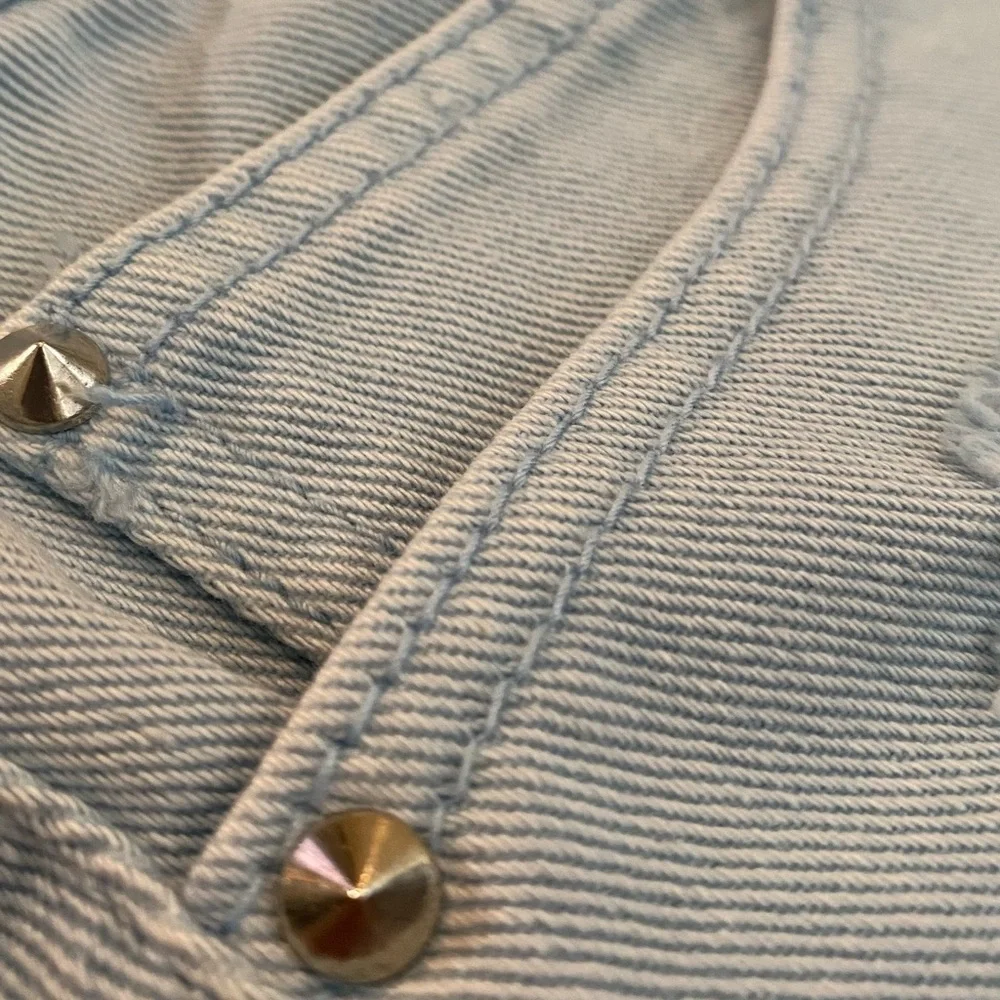 Forever 21 Jean Shorts Women’s 27 Casual Denim Distressed High Rise Button Fly